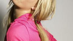 Blondes woman bubble gum