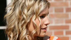 Blondes woman curly hair