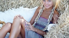 Blondes woman dress blue