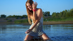 Blondes woman dress wet