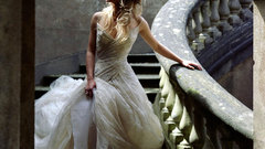 Blondes woman dress white