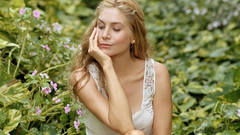 Blondes woman Elizabeth Mitchell