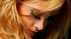 Blondes woman faces eye