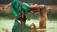 Blondes woman floating long