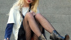 Blondes woman glasses upskirt