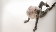 Blondes woman gloves latex