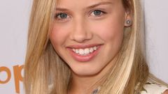 Blondes woman Gracie Dzienny