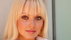 Blondes woman green eyes