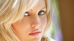 Blondes woman Hanna Hilton