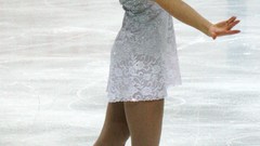 Blondes woman ice dance