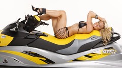 Blondes woman jetski