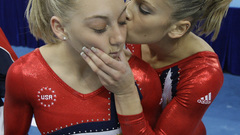 Blondes woman kissing Gymnast