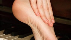 Blondes woman piano feet