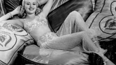 Blondes woman retro pinups