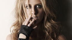 Blondes woman Sarah Michelle