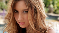 Blondes woman Shay Laren