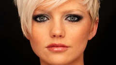 Blondes woman singers Hannah