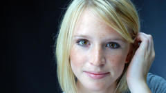 Blondes woman smiling