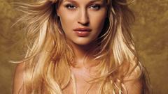 Blondes woman strategic covering