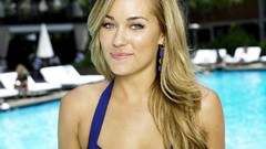 Blondes woman swimming pools