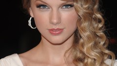 Blondes woman taylor swift