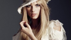 Blondes woman taylor swift