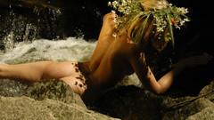 Blondes woman wet back