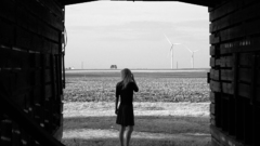 Blondes woman wind skirts