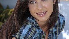 Brunettes Paula Prendes faces