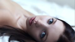 Brunettes woman blue eyes