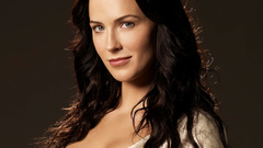 Brunettes woman blue eyes