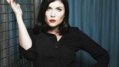 Brunettes woman blue eyes