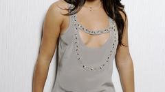 Brunettes woman brown eyes