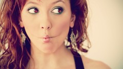 Brunettes woman brown eyes