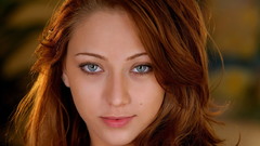 Brunettes woman eyes blue