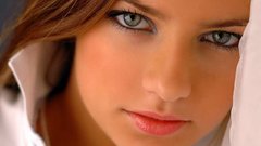 Brunettes woman green eyes