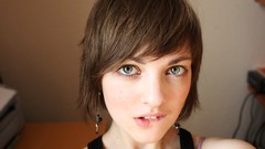 Brunettes woman lips green