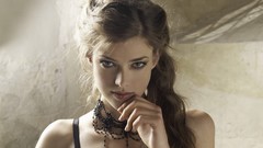 Brunettes Women models necklaces