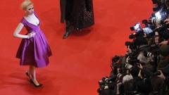 Cameras blinks Celebrity purple-dress