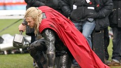 Chris hemsworth thor thor the dark world Mjolnir Set Photos