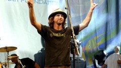 Concert peace sign Eddie Vedder
