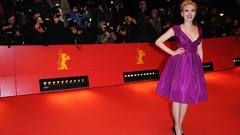 Cute-smile purple-dress belle-femme Celebrity