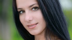 Faces brunettes Leona