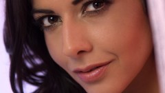 Faces brunettes Lou Charmelle