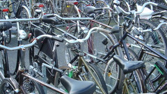 Fietsen voor het Station