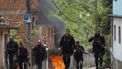 Fire War weapons Guns smoke police slum Rio de Janeiro Brazil 