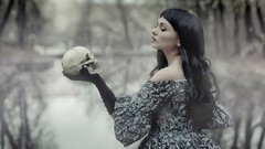 Gothic woman Hamlet skulls
