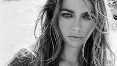 Grayscale Denise Richards monochrome