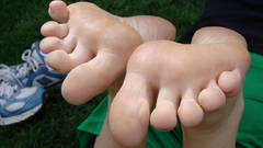 Green feet toes