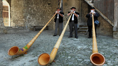 Horn tube players train